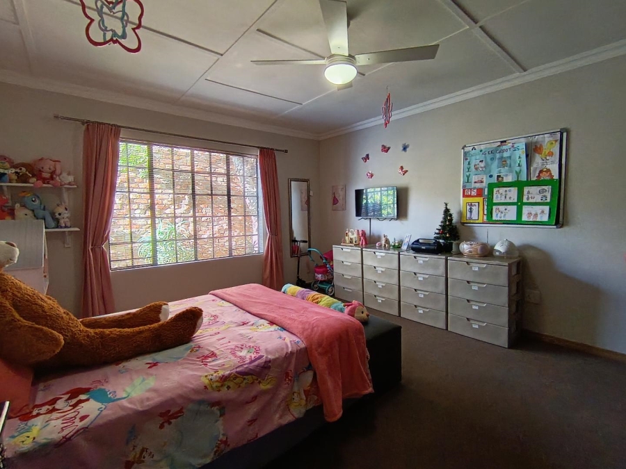 5 Bedroom Property for Sale in Langenhovenpark Free State